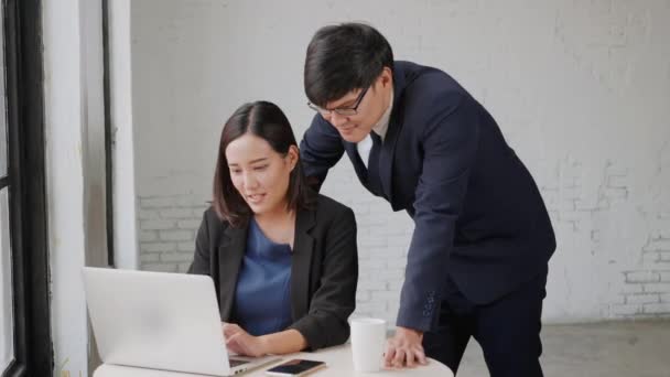 Feliz Emocionado Exitoso Empresario Asiático Mujer Sonrisa Estación Trabajo Triunfando — Vídeos de Stock