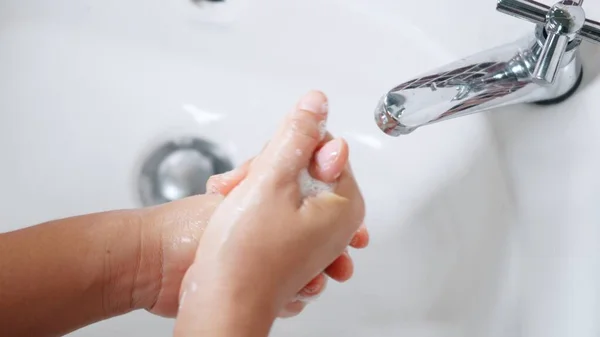 Close Jonge Vrouw Handen Met Behulp Van Zeep Wassen Handen — Stockfoto