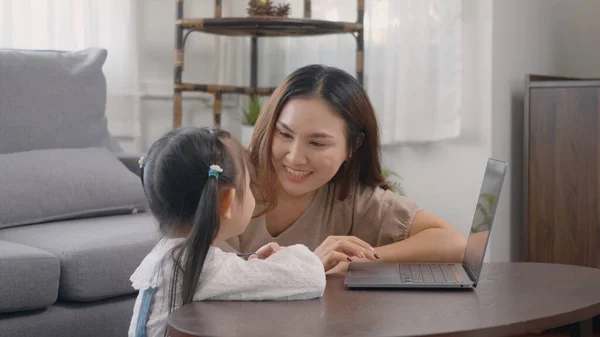 Asiática Jovem Mãe Com Computador Portátil Ensinando Seu Filho Aprender — Fotografia de Stock