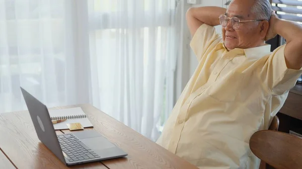 Homem Sênior Vestido Usar Óculos Sentados Cadeira Trabalhando Laptop Sala — Fotografia de Stock