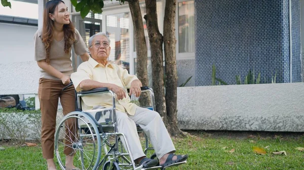 Uomo Anziano Disabile Sulla Sedia Rotelle Con Figlia Felice Famiglia — Foto Stock