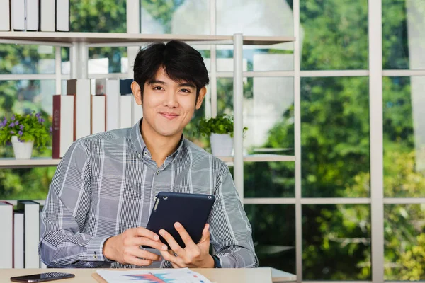 Asiático Joven Hombre Negocios Sentado Oficina Escritorio Sonríe Trabajando Una —  Fotos de Stock