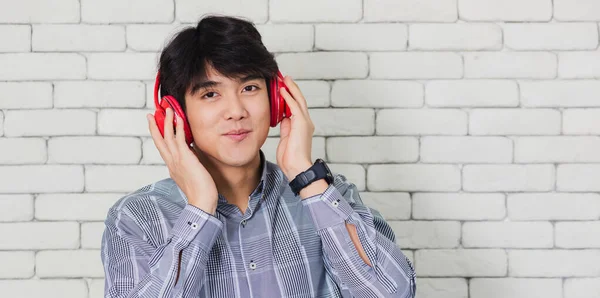 Retrato Asiático Bonito Jovem Ele Sorri Ouvindo Música Fones Ouvido — Fotografia de Stock