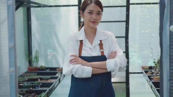 Asiatique Belle Jeune Jardinière Femme Confiante Avec Tablier Debout Posant — Video