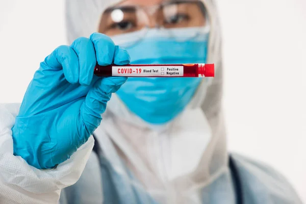 Medicinsk Forskare Ppe Uniform Bära Mask Innehav Provrör Coronavirus Testa — Stockfoto