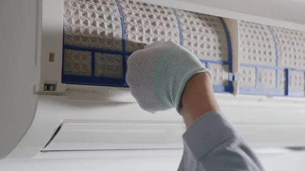 Person Entfernt Klimaanlage Filter Hand Des Technikers Mann Arbeitet Ziehen — Stockfoto