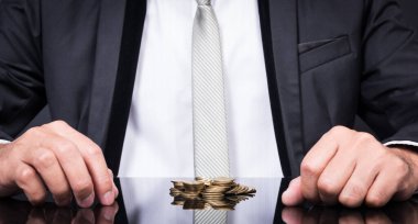 İşadamı Eller Altın Para Baht 'ı Koruyor