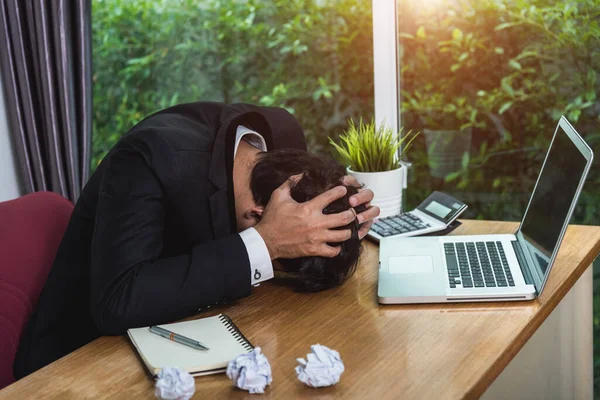 Hombre Negocios Estrés Problemas Falla Fecha Límite Ordenador Portátil —  Fotos de Stock