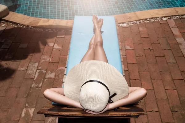 Asian Young Women Relaxing Sleep Poolside Luxury Swimming Pool Blue — Stock Photo, Image