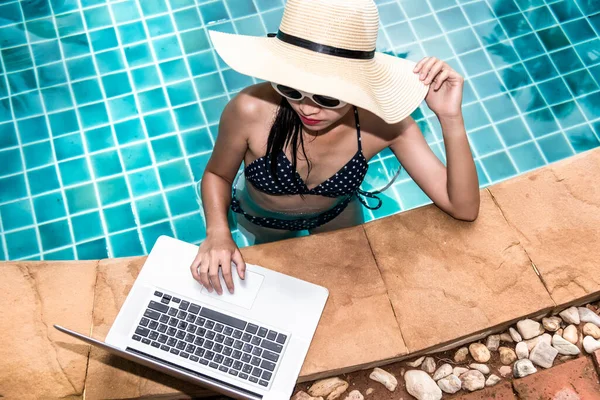 Portrait Beautiful Woman Using Laptop Swimming Pool Hotel Blue Water — Stock Photo, Image