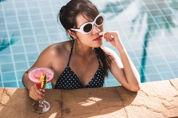 Junge Frau Bikini Pool Trinkt Saftcocktail Urlaubs Sommerferienkonzept — Stockfoto