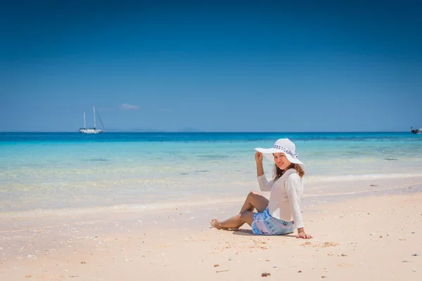 Felice Giovane Donna Godendo Sulla Spiaggia Rilassante Estate Thailandia — Foto Stock