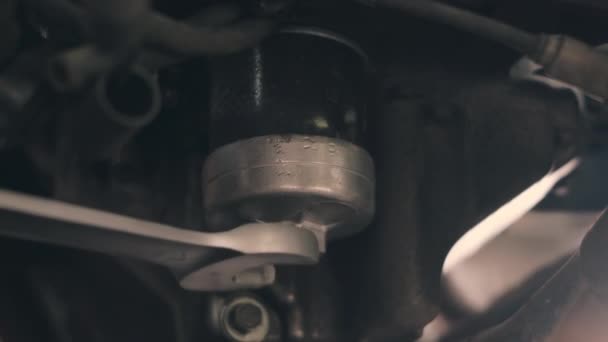 Автомеханик Снимает Заменяет Отвертку Осушения Фильтра Старого Масляного Двигателя Мотоцикле — стоковое видео