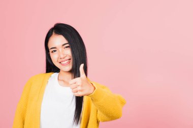 Asyalı güzel bir kadının portresi gülümsedi. Parmağını kaldırdı. Stüdyonun pembe arka planda çekildiğini onayladı.