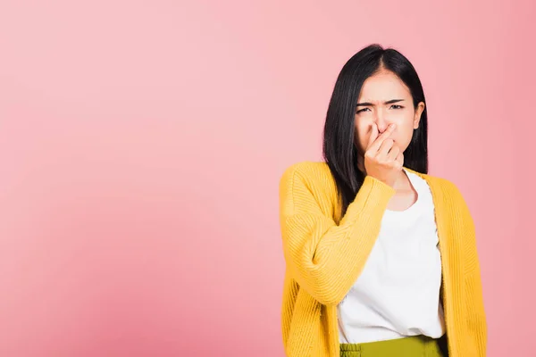 Asiatico Bella Giovane Donna Infelice Che Odore Espressione Disgusto Spremere — Foto Stock