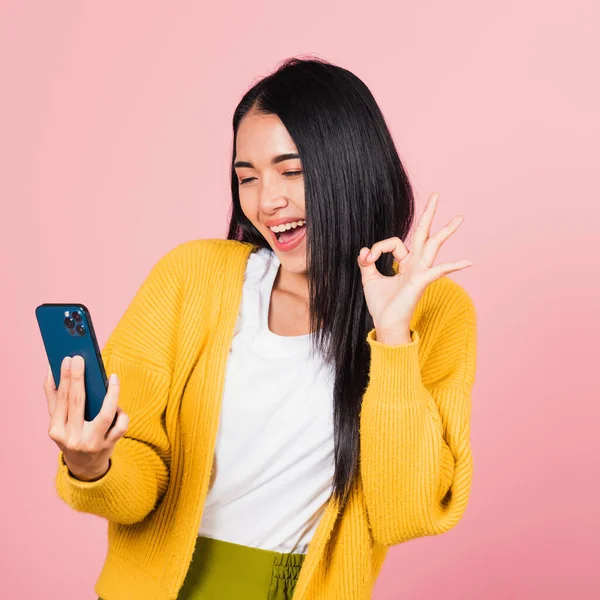 Felice Ritratto Asiatico Bella Giovane Donna Carina Eccitato Tenendo Telefono — Foto Stock