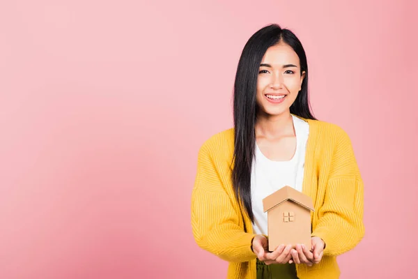 Gelukkig Aziatisch Portret Mooi Schattig Jong Vrouw Enthousiast Glimlachen Holding — Stockfoto