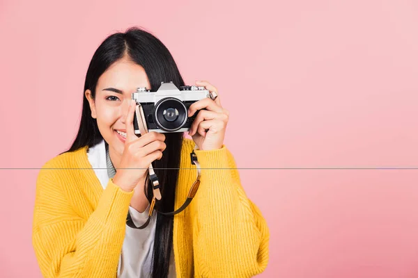 Vrouw Glimlachende Fotograaf Het Nemen Van Een Foto Zoek Viewfind — Stockfoto