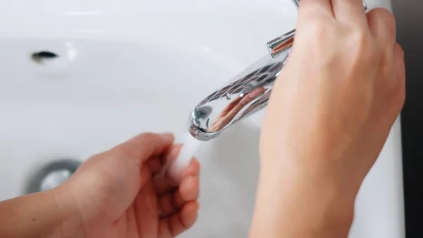 Nahaufnahme Junge Frauenhände Mit Seife Und Händewaschen Unter Dem Wasserhahn — Stockfoto