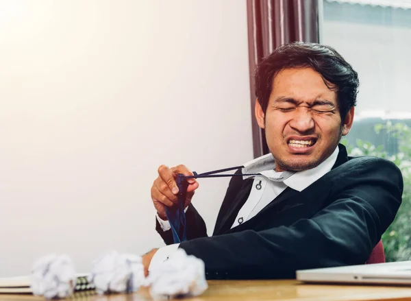 若いアジア人のビジネスマンは長い仕事の後に疲れている — ストック写真