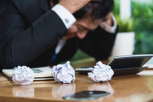 Joven Empresario Frustrado Con Los Problemas Ordenador Portátil Papel Enfoque —  Fotos de Stock