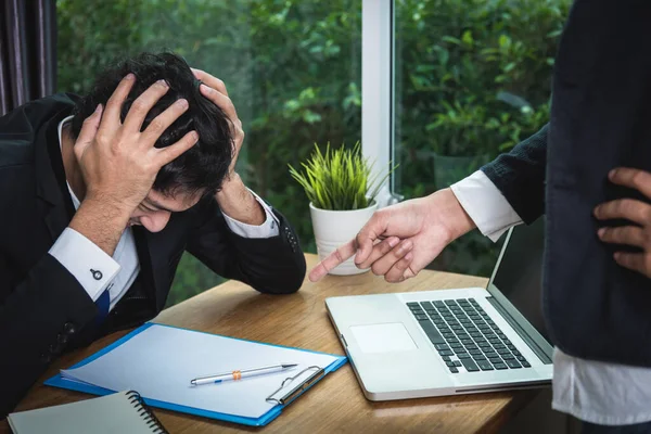 Empresario Jefe Enojado Regañando Punto Ineficaz Empleado Oficina —  Fotos de Stock