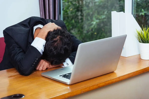 男不幸な悲しい仕事頭ダウン上のラップトップコンピュータ上のデスクオフィス — ストック写真