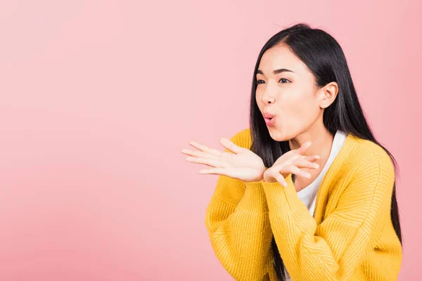 Asiatisch Glücklich Porträt Schöne Süße Junge Frau Teenager Stehend Pustet — Stockfoto