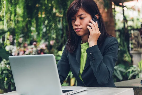 Joven Mujer Negocios Hablando Por Teléfono Inteligente Móvil Con Cliente — Foto de Stock