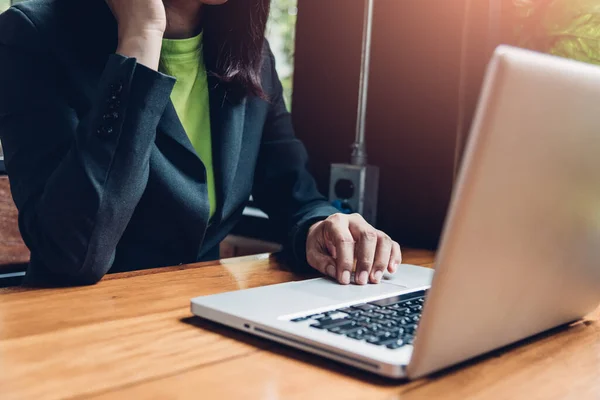 Joven Empresaria Está Llamando Cliente Con Smartphones Móviles Usando Ordenador — Foto de Stock