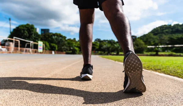Ασιάτης Νεαρός Αθλητής Δρομέας Μαύρος Άνδρας Φορούν Πόδια Ενεργό Έτοιμος — Φωτογραφία Αρχείου
