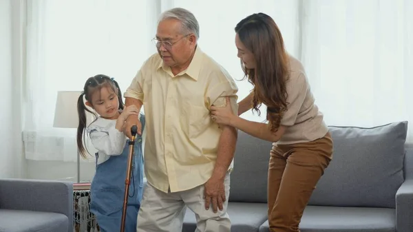 Azjatycka Rodzina Córka Wnuczka Opiekują Się Dziadkiem Który Cierpi Ból — Zdjęcie stockowe