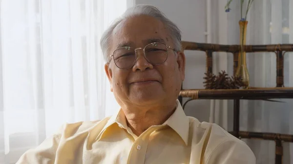 Portret Aziatisch Gelukkig Gezicht Senior Oude Man Zit Rolstoel Glimlachen — Stockfoto