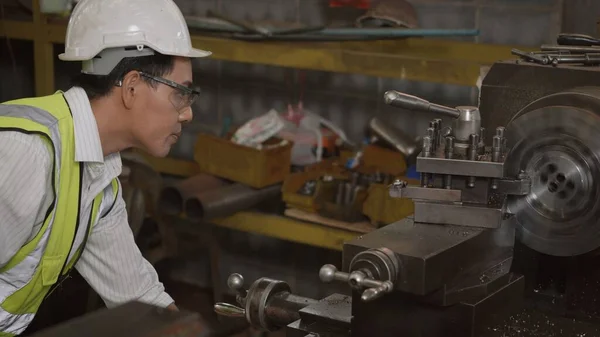 Ingeniero Mecánico Profesional Asiático Hombre Operación Que Usa Gafas Uniformes — Foto de Stock