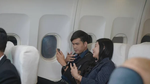 Glückliche Asiatische Junge Leute Paaren Passagierflugzeug Das Auf Dem Sitz — Stockfoto