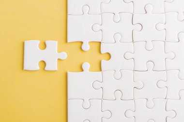 Üst görünüm düz kağıt düz yapboz yapısı çözme ve yerleştirme için son parçalar, sarı arkaplan üzerine stüdyo çekimi, sınav hesaplama konsepti