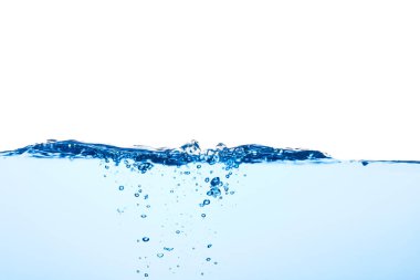 Hava kabarcıklı açık mavi su dalgası ve biraz da su altı, beyaz arka planda izole edilmiş stüdyo çekimi. Sıvının soyut temiz yüzeyi