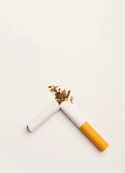 世界无烟日的5月31日 禁止吸烟 关闭白色背景上带有复制空间的破烟盒或禁烟标志 并警告肺健康概念 — 图库照片