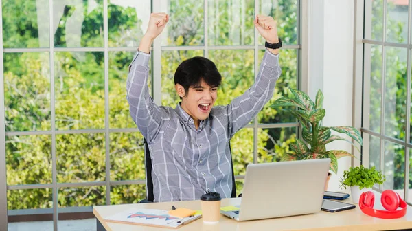 Ano Šťastný Vzrušený Asiat Zvedá Ruku Aby Oslavil Úspěch Mladý — Stock fotografie