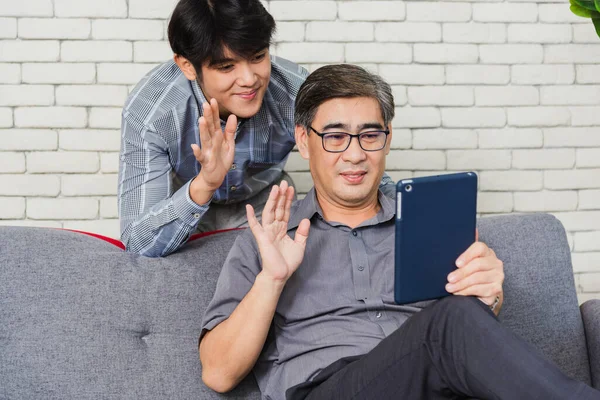 Homme Affaires Asiatique Senior Avec Tablette Numérique Discuter Avec Jeune — Photo