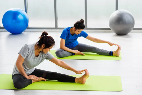 Deux Femmes Asiatiques Sportives Attirantes Personnes Pratiquant Des Cours Yoga — Photo