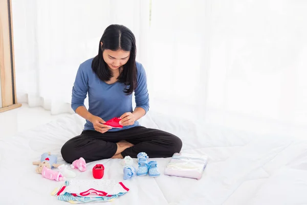 Asian Mother Preparing Baby Clothes Resting Relaxing Bed She Makes — Stock Photo, Image