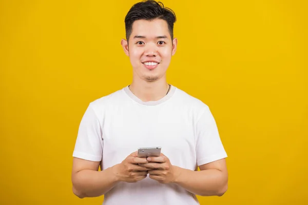 Aziatische Knappe Jongeman Glimlachen Positief Met Behulp Van Smartphone Touch — Stockfoto