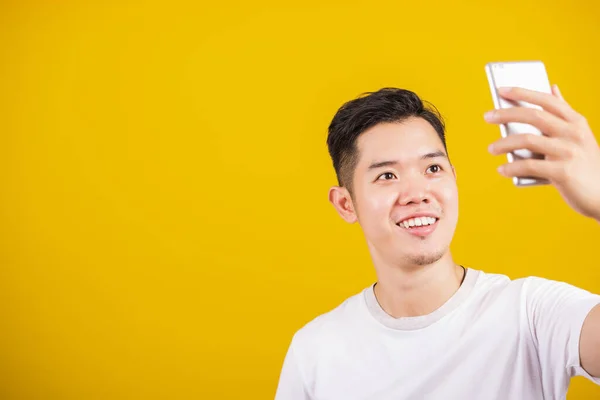 Aziatisch Knap Jongeman Glimlachen Positief Zeggen Praten Door Video Gesprek — Stockfoto