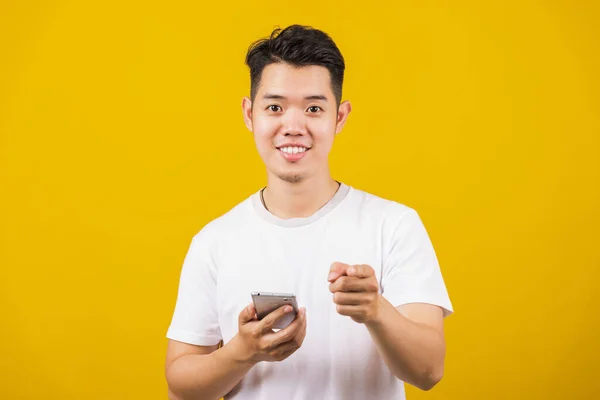 Asiático Guapo Joven Sonriendo Positiva Celebración Teléfono Inteligente Pantalla Blanco — Foto de Stock