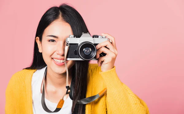 Vrouw Glimlachende Fotograaf Het Nemen Van Een Foto Zoek Viewfind — Stockfoto