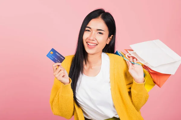 여름에 손으로 지불하기 화려하고 카드를 온라인 쇼핑백을 신나게 아시아인아름다운 여성이 — 스톡 사진