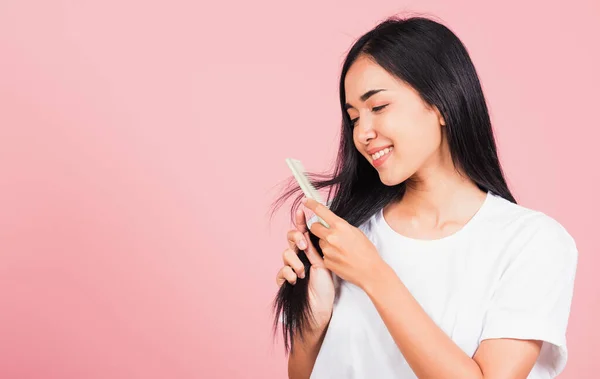 Ritratto Asiatica Bella Giovane Donna Sorriso Pettinarsi Capelli Felice Femmina — Foto Stock