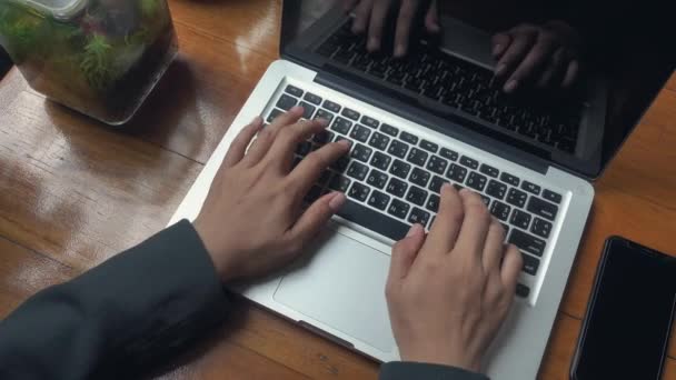 Cerca Mano Mujer Negocios Tecleando Teclado Ordenador Portátil Que Trabaja — Vídeos de Stock