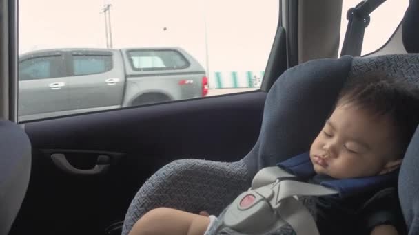 Asiático Pequeño Bebé Niño Durmiendo Dentro Coche Seguridad Niño Asiento — Vídeo de stock